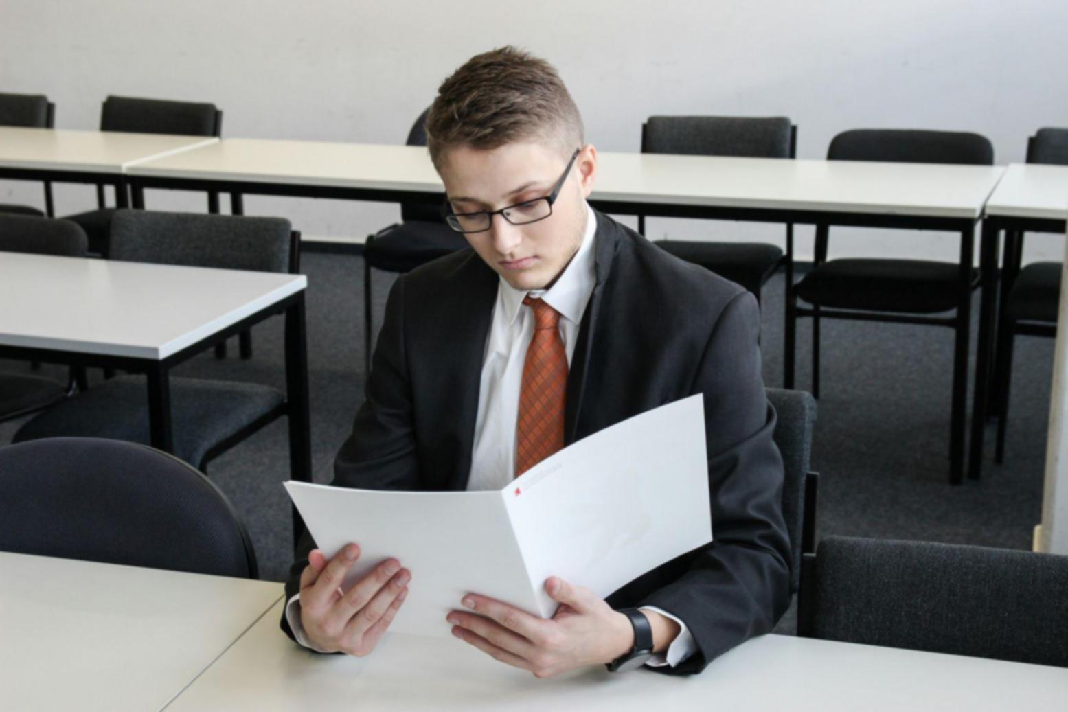 Team bei der Analyse von Geschäftszahlen